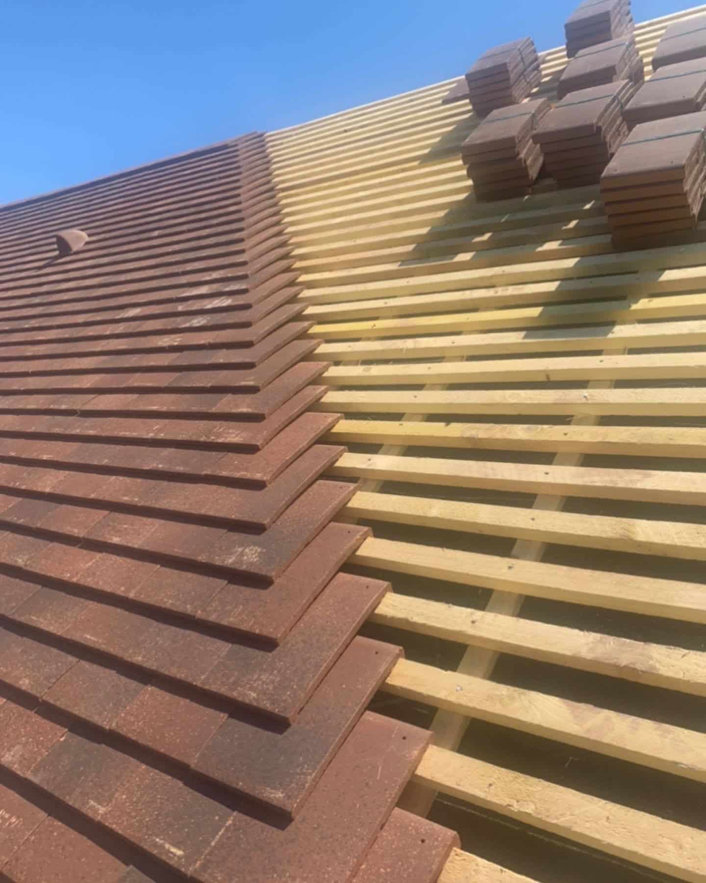 Réfection, rénovation de toiture dans les Yvelines avec M Techncoicouv, gros plan sur des liteaux et un écran sous toiture