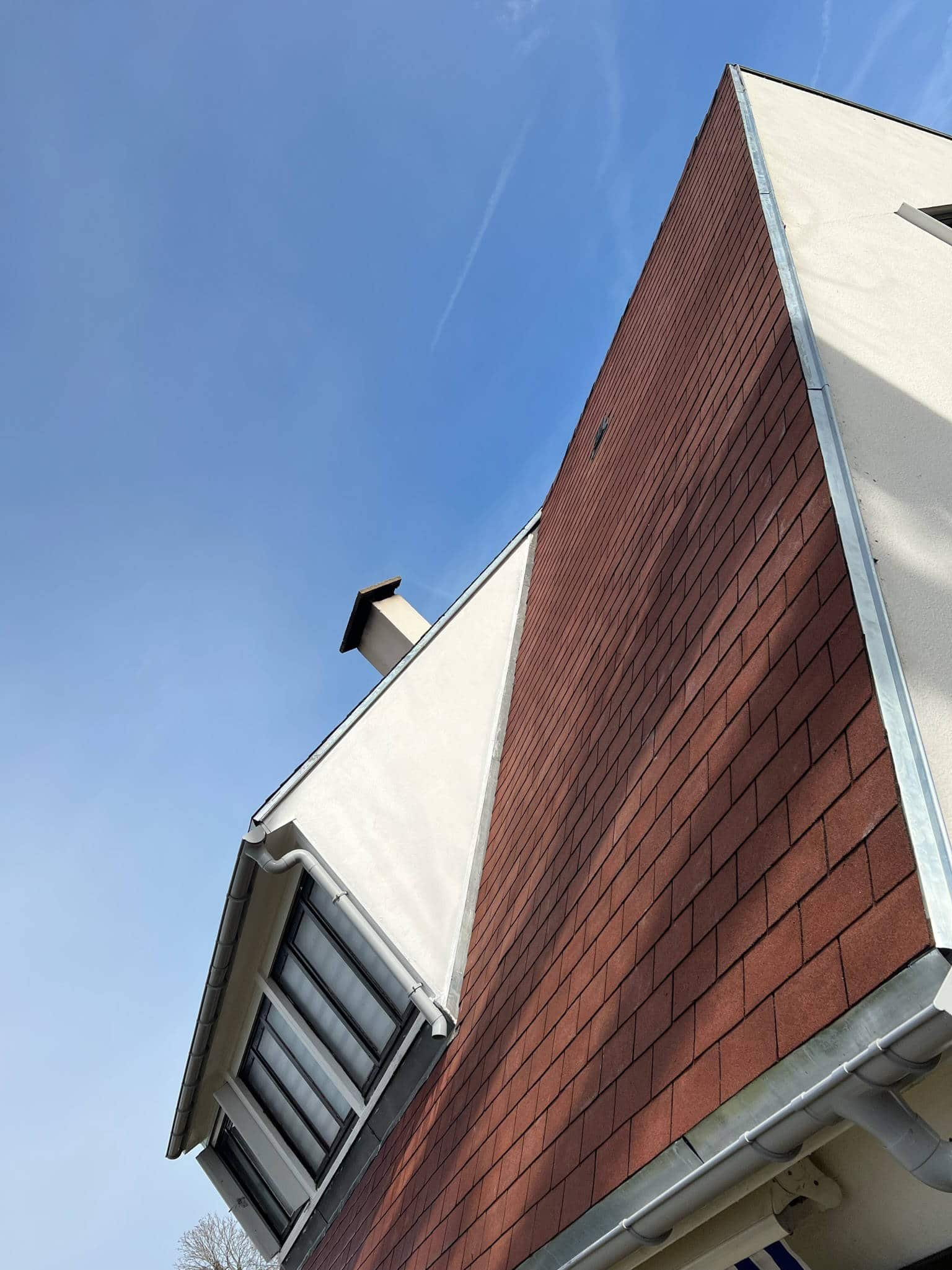 Réfection, rénovation de toiture dans les Yvelines avec M Techncoicouv, gros plan sur des liteaux et un écran sous toiture