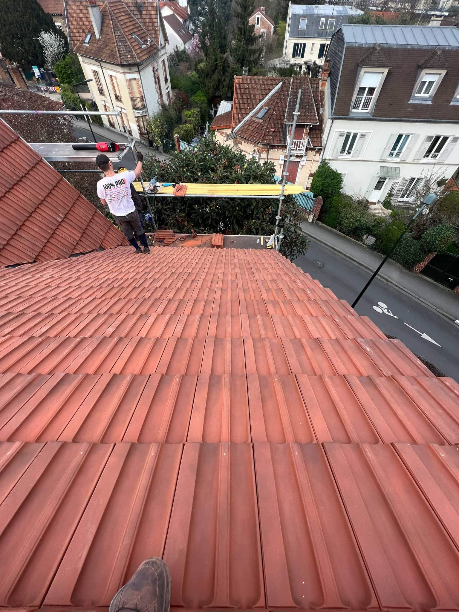 Réfection, rénovation d'une toiture ancienne dans les Yvelines avec Technicouv, gros plan sur des tuiles anciennes et des chenaux